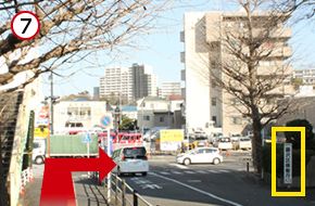 突き当りの大通りまで進んだ後、横断歩道を右折します。大通りの手前には「藤沢区検察庁入口」の看板があります。