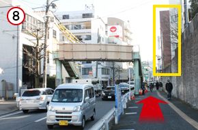 大通りに沿って1分ほど歩くと右手に茶色のビルが見えてきます。湘南藤沢オフィスはこのビルにあります